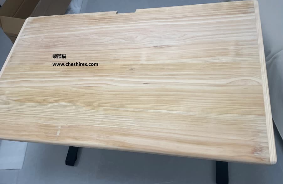 装了一张电动升降电脑桌，桌板翻车了~